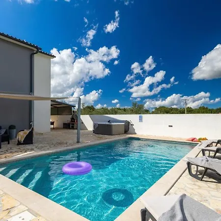 4m By Guide Villa Valtura